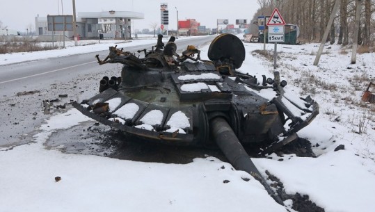 'Na duhet naftë' gafa e ushtarëve të Putinit! U mbaron karburanti, shkojnë për të kërkuar në policinë e Ukrainës, por 'marrin' prangat (FOTO)