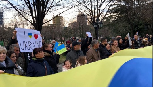 Protestë kundër Rusisë, flamuri i Ukrainës valvitet edhe në Shqipëri! Ambasadori i Ukrainës në Tiranë thirrje popullit rus: Ngrihuni kundër Putin! Ka një buton të kuq në dorë
