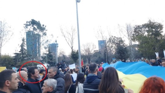 Babai i Stresit nuk mungon as në protestën kundër Rusisë, shfaqet mes turmës në Tiranë