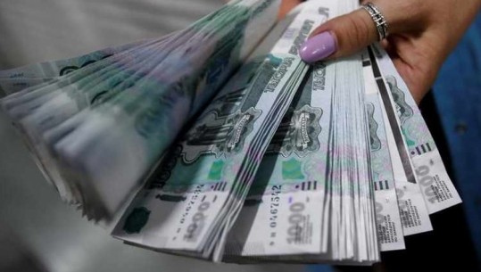 Rubla ruse bie në nivelin më të ulët të të gjitha kohërave