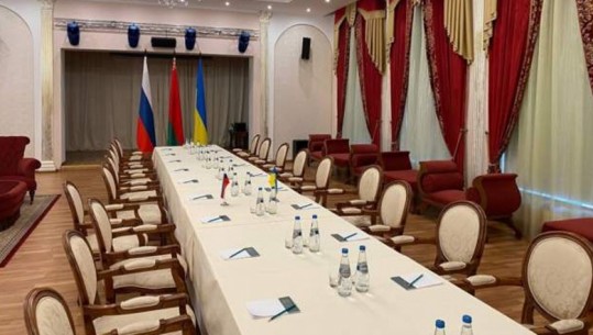 Bjellorusi/ Flamuri i Ukrainës dhe Rusisë në sallë, ja tryeza ku do të bisedojnë delegacionet e dy vendeve