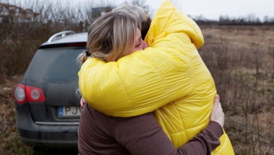 Moment emocionues, nëna me lot në sy takon gruan e panjohur që i shpëtoi fëmijët e saj nga lufta në Ukrainë  (VIDEO)