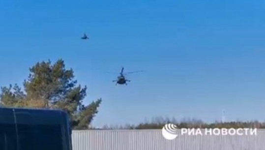 VIDEO/ Bisedimet Kiev-Moskë, helikopteri ushtarak dërgon delegacionin ukrainas në Bjellorusi, Zelensky nuk është i pranishëm