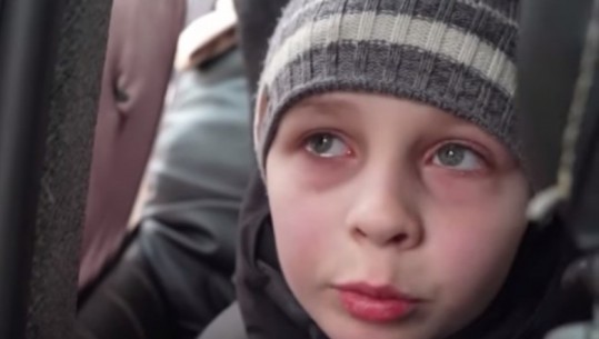 'E lamë babanë në Kiev për të luftuar', rrëfimi i fëmijës mes lotëve teksa largohet nga vendi i tij