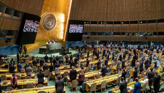 Lufta në Ukrainë/ Mblidhet Asambleja e Përgjithshme e OKB, nis me një minutë heshtje për viktimat! Pritet miratimi i Rezolutës së propozuar nga SHBA e Shqipëria