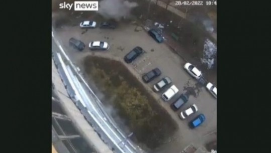 VIDEO/ Momenti kur bien raketat ruse bombardojnë parkimin dhe banesat në Kharkiv