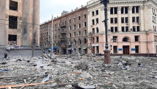 Bombardohet ndërtesa qeveritare në Kharkiv, të paktën 10 të plagosur dhe 35 të plagosur! Kievi: Guvernatori ishte objektivi i sulmit (VIDEO)