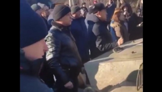  Ukrainasit sfidojnë trupat rusë! I dalin përballë tankut dhe këndojnë himnin, nuk e lejojnë të kalojë (VIDEO)