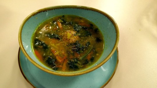 Supë me qofte, spinaq, patate dhe karrotë nga zonja Albana