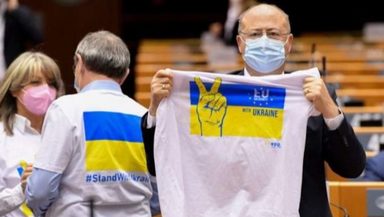 Parlamenti Europian mban seancë urgjente, skena emocionuese të eurodeputetëve për Ukrainën