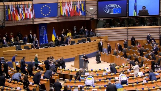 PE voton me shumicë votash pro dhënies së statusit të vendit kandidat për Ukrainën në BE