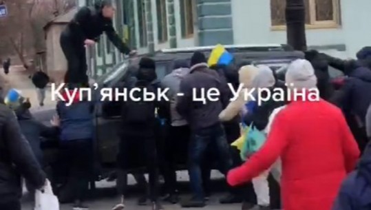 Video/ Qytetarët i hipin sipër makinës së rusëve për të mos e lënë të kalojë, mjeti shtyp njërin prej tyre