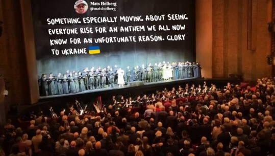 ‘Të gjithë bashkë’, ‘Opera Metropolitane’ hap shfaqjen me himnin ukrainas! Njëri prej artistëve: Familja ime është në Ukrainë, po kalon momente të vështira