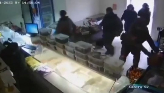 VIDEO/ Forcat ruse grabisin ushqimet në dyqanet e Ukrainës