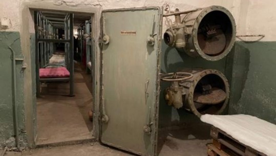 FOTO/ Bunkeri i Luftës së Ftohtë përdoret për t’u strehuar qindra njerëz në Ukrainë