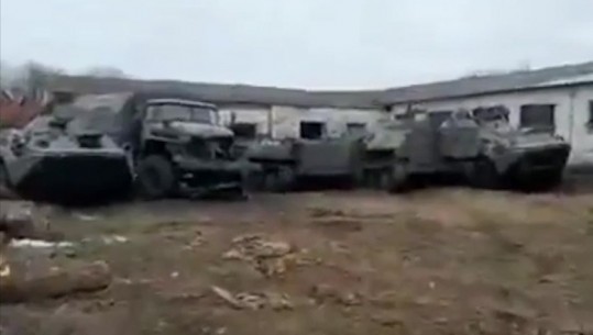 Ukraina shtie në dorë tanket ruse, forcat e Kievit i morën pasi u braktisën nga ushtarët e Putinit (VIDEO)