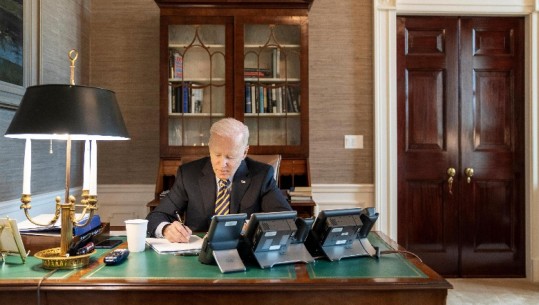 Joe Biden telefonatë me Zelenskin: Amerika e bashkuar me aleatët kundër pushtimit rus të Ukrainës! Rusia do jetë përgjegjëse