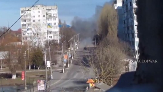 VIDEO/ Rusët nuk kursejnë as civilët në Ukrainë, momenti kur tanku hap zjarr ndaj një pallati të banuar, në drejtim të personit që po e filmonte