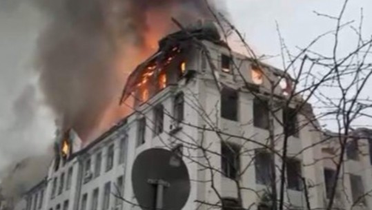 Sulm në drejtorinë e policisë së Kharkiv, përfshihet nga flakët ndërtesa  (VIDEO)