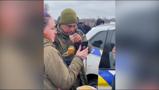 Ushtari rus iu dorëzohet forcave ukrainase, shpërthen në lot dhe telefonon të ëmën: Jam gjallë
