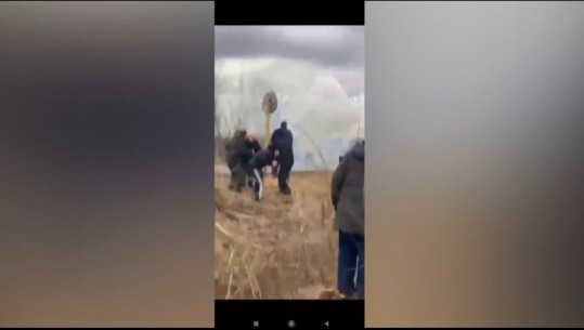 VIDEO/ Pamje dramatike, momenti kur qytetarët në Ukrainë goditen nga raketat e ushtrisë ruse! Një i plagosur, të shtënat nuk kanë të ndalur