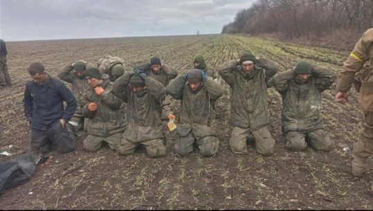 Të ulur në gjunj dhe me duart pas koke, një grup ushtarësh rusë zihen rob nga ushtria e Ukrainës