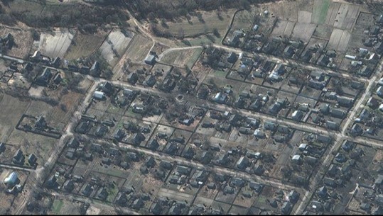 FOTO/ Imazhet satelitore tregojnë shkatërrimin e shkaktuar nga sulmet ruse në zonat në veri të Kievit