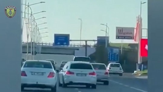 Gara shpejtësie me 'BMW' në autostradën Tiranë-Durrës, bllokohet mjeti! Shoferi gjobitet me 400 mijë lekë, kapen dhe 14 të tjerë