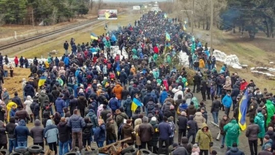 FOTOLAJM/ Me flamuj në duar, mijëra ukrainas në qytetin e Energodar i dalin para pushtuesve rusë