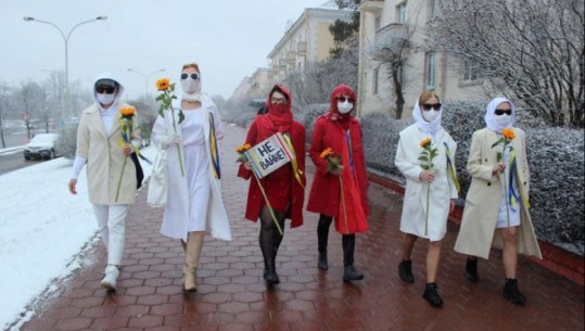 6 vajza sfidojnë Lukashenkon, protesta kundër luftës edhe në Bjellorusi