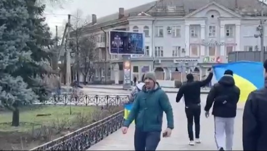 VIDEO/ Po protestonin se ju pushtua qyteti, ushtarët rusë hapin zjarr ndaj civilëve në Melitopol