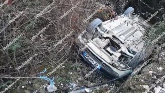 Aksident në Berat, makina përfundon në kanal, drejtuesi largohet nga vendngjarja! Ende nuk dihet identiteti (VIDEO)