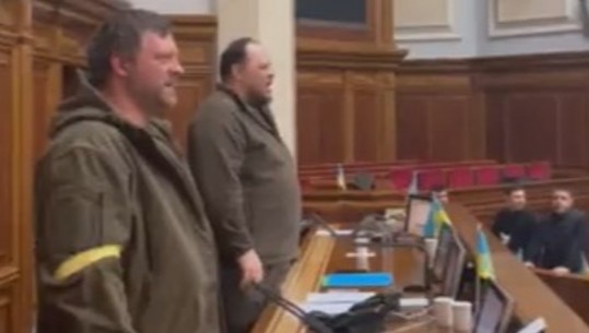VIDEO/Deputetët mblidhen fshehurazi në parlamentin e Ukrainës, këndojnë himnin