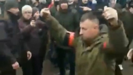 VIDEOLAJM/ Ushtari rus me 2 granata në duar futet mes turmës dhe kërcënon, qytetarët: Turp