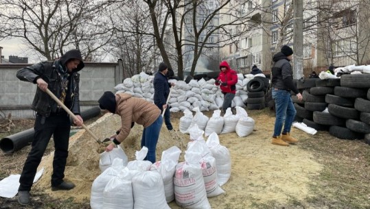 Bien sërish sirenat e alarmit në Lviv, banorët strehohen për tu mbrojtur