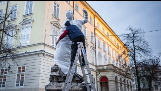 Ukrainasit mbrojnë statujat historike të Lviv