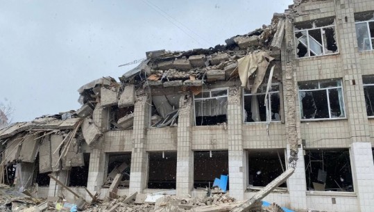 Lufta vazhdon e ashpër/ Bombardohet një shkollë në Zhytomir, 47 civilë të vdekur në Chernihiv