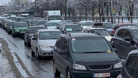 Për t'i shpëtuar sulmeve ruse, ukrainasit vendosin tabela në makinat e tyre: 'Njerëz', 'fëmijë'