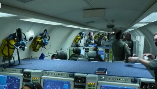 VIDEOLAJM/ 'Duket si një zyrë fluturuese', dalin pamjet brenda bordit të një aeroplani vëzhgues të NATO-s afër Ukrainës