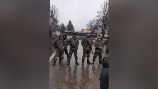 VIDEO emocionuese/ Ukrainasit i këndojnë në 'fytyrë' ushtarëve të armatosur rusë