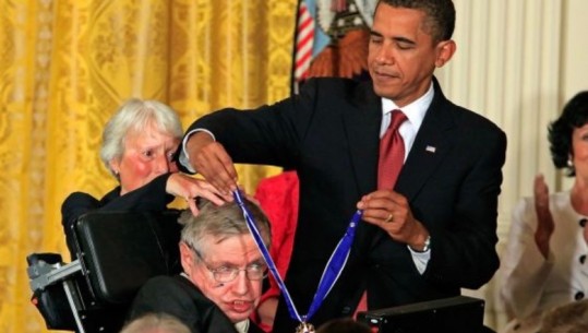 Stephen Hawking, njeriu që zbuloi disa nga sekretet e Universit