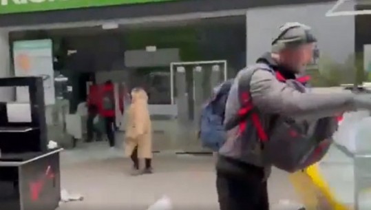  Luftë për mbijetesë në Mariupol, qytetarët hynë nëpër qendra tregtare për të gjetur ushqim! Kryebashkiaku: Jemi të shkatërruar, bombardimet nuk kanë fund (VIDEO)