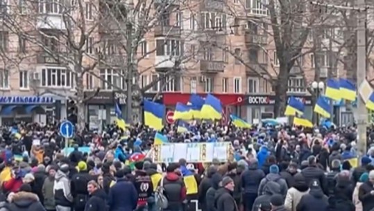 E gjitha bota kundër agresionit rus, ngrihet në protestë edhe ne Kherson, qyteti i pushtuar ukrainas, qytetarët me flamuj në dorë: Rusët të shkojnë në shtëpi 