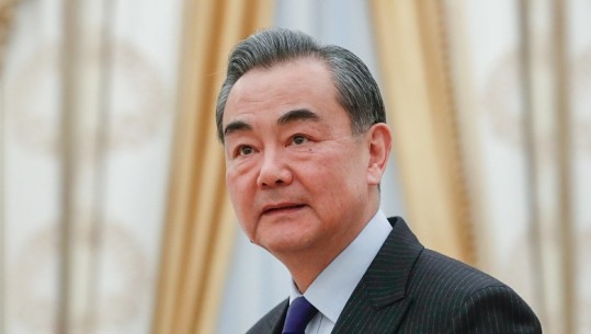 Ministri i Jashtëm i Kinës telefonatë me Blinken: Lufta në Ukrainë duhet të ndërpritet sa më shpejt