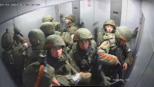 FOTOLAJM/ Ushtarët rusë futen në ashensor për të shkuar në majë të një ndërtese e për të kontrolluar e zonën! Ukrainasit i fikin dritat, i lënë të bllokuar