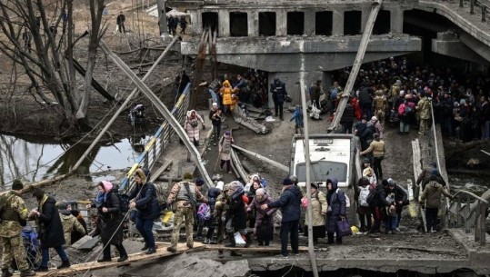 Foto/ Pamje të trishta, qytetarët largohen nga qyteti i Irpin i Ukrainës! Udhëtojnë në këmbë përgjatë rrugëve të bombarduara dhe urave të shkatërruara