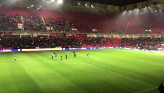 Derbi pa fitues, Tirana e Partizani asnjë gol në ‘Air Albania’! Të kuqtë të pakënaqur, i vënë flakën stadiumit / FOTO
