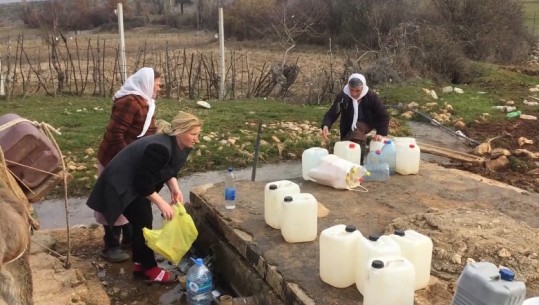 30 vite pa ujë, fshati Bardhoc në Kukës i harruar, banorët sigurojnë ujin e pijshëm në një burim