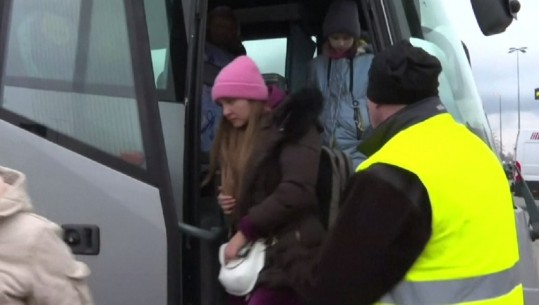 Trafikantët shfrytëzojnë rastin, mashtrojnë gratë dhe vajzat me 'udhëtim falas' duke i çuar drejt prostitucionit