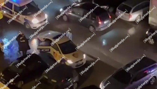 Momente pas atentatit/ I plagosuri transportohet drejt spitalit me makinën e policisë (VIDEO)